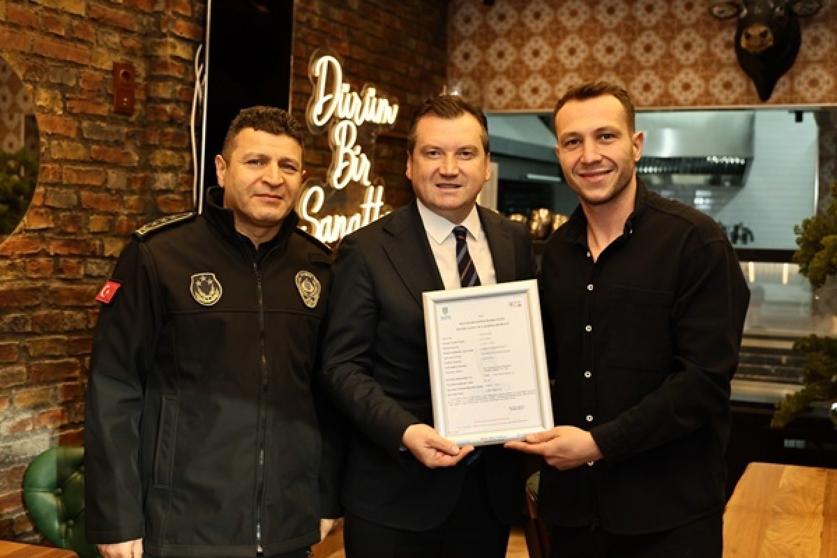 Başkan Balcıoğlu, esnaflara ruhsatlarını teslim etti