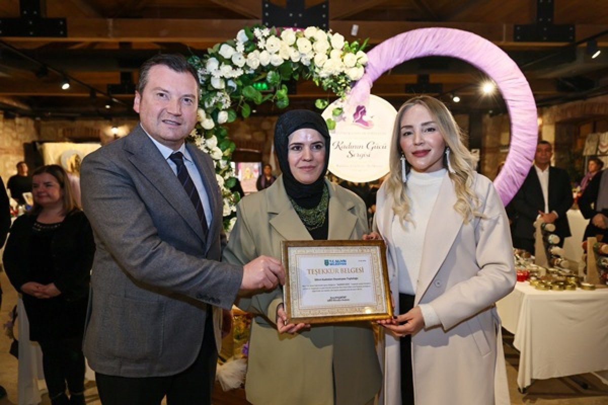 Başkan Balcıoğlu, Kadının Gücü Sergisi’ne katıldı