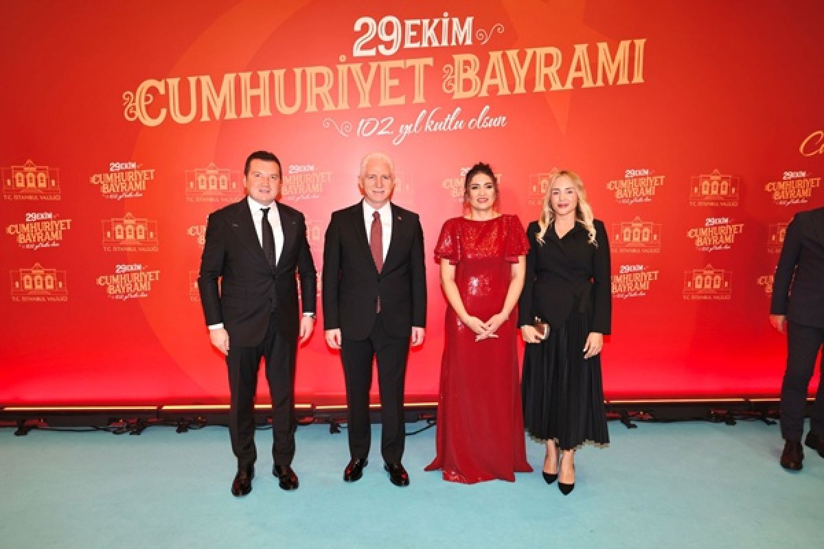 Bora Balcıoğlu ve Eşi, İstanbul Valiliği’nin Cumhuriyet Balosu’na Katıldı